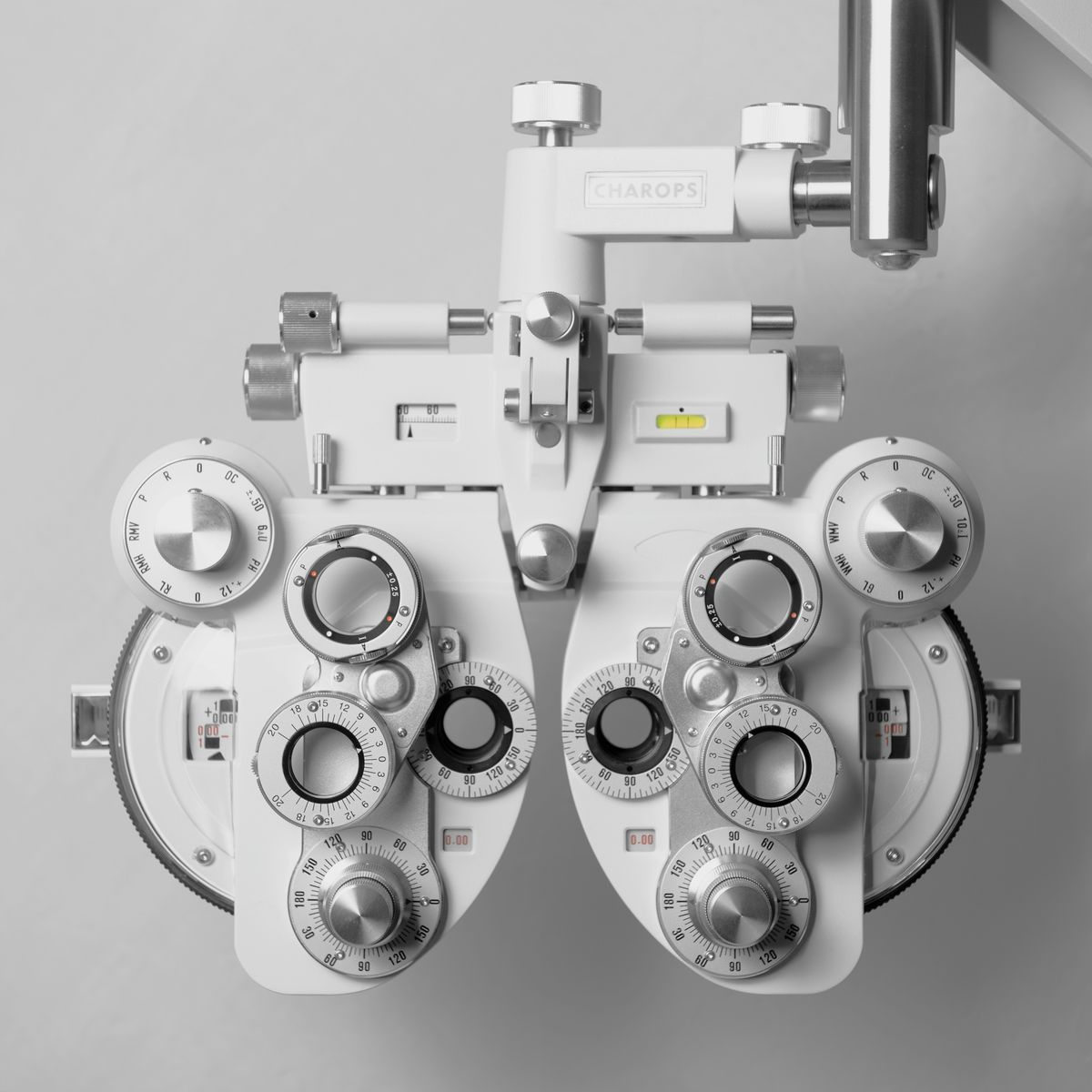 Equipamento moderno de optometria — foróptero em consultório